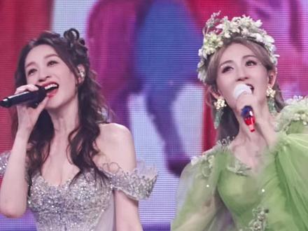 两个人都美哭了 #谢娜 #李小冉 #谢娜演唱会