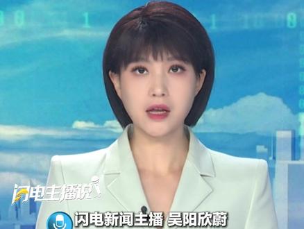 近日,成都一商场有儿童被大气球悬吊空中!目击者称:事发时儿童抓着大气球底部绳索,被消防员从高处缓降成功救下!#商场 #儿童安全 #熊孩子 #消防员