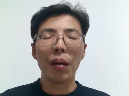 ClaudeCode-CURD程序员作弊神器 本视频分享了博主使用Cloud Code(简称CC)这一AI编程工具,高效重构一个耗时两个月项目的震撼体验。
博主最初以为CC和Cursor等工具类似,只能进行代码提示,但实际使用后“脑洞大开”。在整整一天的重构过程中,博主自己“一行代码都没写”,仅通过点击确认,CC就完成了所有主要工作。
其强大功能主要体现在:
全面代码审查:博主只需指令CC分析项目可优化点,它便能从设计模式、模块结构到防御式编程,全面输出15条具体优化方案。
自动化重构与测试:CC能根据方案自动完成代码修改,并自觉生成对应的测试用例,在运行发现Bug后还能自动修正。
智能生成文档:修改完成后,CC会自动生成本次修改的总结文档,方便博主学习和回顾。
博主将此次体验与传统开发模式对比:过去需要耗费大量时间搜索CSDN、GitHub等平台,常遇到问题无人解答的困境。而现在,使用CC就像“在给一个大神提需求”,代码标准高,极大地提升了开发效率和代码质量。
最后,博主强烈安利所有程序员,尤其是主要为公司业务服务的“CRUD程序员”使用AI编程工具。它能极大缩短学习时间,在协同开发中快速提升技能,让你真正成为一名“十倍程序员”。
#ClaudeCode #AI编程 #大模型 #人工智能