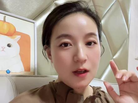 有些不良养殖户为了提高产蛋量
在饲料里添加了大量激素类药物
这些激素残留在鸡蛋里
长期食用可是会给咱们的身体埋下健康隐患的
那咱们该怎么辨别这 “激素鸡蛋”呢?
第一看蛋壳
激素鸡蛋的蛋壳通常异常光滑,有种油光发亮的感觉,而正常鸡蛋的蛋壳表面会有细小的凹凸不平,第二蛋黃颜色
“激素鸡蛋?的蛋黄颜色往往特别鲜艳
红得发亮 而普通鸡蛋的蛋黄颜色则相对自然
呈现淡黄或橙黄色
第三。蛋白质地
“激素鸡蛋的蛋白比较稀薄。不结实
普通鸡蛋的蛋白则比较粘稠,有弹性
第四煮熟后的表现
激素鸡蛋天煮熟后,蛋白会有明显的分层现象
"而普通鸡蛋煮熟后,蛋白比较均匀#激素鸡蛋 #科普 #食品安全 #鸡蛋 #老百姓关心的话题