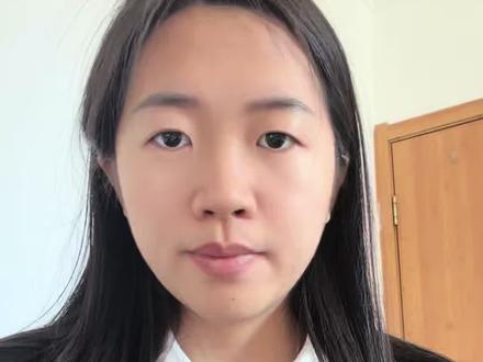 考前两周 大英赛如何迅速提分#大英赛 #大英赛c类 #大英赛备考 #备考攻略 #大英赛备考
第一点,遇到不确定的题不要反复徘徊,先往后做,把整张卷子写完最重要。大英赛题量不小,如果在前面某一道题上犹豫太久,很容易影响后面的节奏。尤其是考试的时候,很多人不是不会,而是因为前面卡太久,导致后面本来能拿到的分也丢了。
所以我的建议是:不会的、拿不准的,先快速做个判断,标一下,继续往后。先把整张卷子做完,比在一道题上死磕重要得多。
第二点,
听力相对是比较容易拿分的一部分,但前提是一定要提前看题。很多同学听力丢分,不一定是因为听不懂,而是因为还没进入状态,材料就已经开始了。所以在正式听之前,一定要抓紧时间看题干和选项,把关键词圈出来。这样在听的时候就会更有方向,也更容易抓住重点信息。
第三点,
单选题要重点关注语法高频考点,尤其是虚拟语气和独立主格。如果考前只剩两周,我不建议大家再大范围、没重点地刷语法。这个时候更有效的做法是,把高频考点重新过一遍。
像 虚拟语气 和 独立主格,就是我觉得特别值得重点看的两个语法点。所以考前这段时间,最好把这些重点语法重新整理一下,结合典型题目去看,效率会更高。
第四点,
阅读要始终记住一个原则:答案都在文中。
我觉得这是做阅读最重要的一个观念。
不要过度脑补,也不要凭感觉选。
很多时候你觉得这个选项“好像也对”,但只要回到原文定位,就会发现真正的答案其实是有依据的。
所以做阅读的时候,一定要训练自己回到文章里找定位句、找同义替换、找逻辑关系。
阅读不是猜,而是找。
只要你能把这个原则坚持住,准确率会比单纯刷题更容易提升。
第五点,
翻译要追求语言简洁,不要冗余。
很多同学做翻译的时候,总觉得句子写得越复杂越好,但其实不是。
翻译最重要的是意思准确、表达清楚。
尤其在考试里,越到后面时间越紧,这时候语言简洁其实反而更有优势。
所以我建议大家考前两周练翻译的时候,不要一味堆复杂句,而是要学会把句子翻得清楚、顺畅、不啰嗦。
只要表达准确,简洁其实就是加分项。
第六点,
作文这部分一定要抓紧时间整理自己的模板和框架。
考前两周再去临场发挥,其实风险很大。
作文最稳妥的办法,还是提前整理好一套自己顺手的框架。
比如开头怎么引入,中间怎么展开,结尾怎么收束,这些都要提前准备好。你不一定要背很多篇范文,但一定要有属于自己的模板。