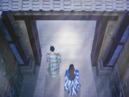 我是东宫太子妃,却像娼妓一般,在太子手中,耻辱惨死。
因为他恨我,恨我爹用军功逼他娶了我这个病秧子。
重生后,我怕极了那毫无尊严的死法,一心只想远离太子,延年益寿。
他却疯了一般纠缠我,质问我:「为何不追了?」
床帐飞舞,暧昧缠绵。
我的脸半埋在锦被之中,艰难地喘息中:「痛……」
长发被粗暴地向后拽起,我绷紧了下颌,声线痛楚:「裴彻,我之前真的不知道,你娶我是被逼的。我把一切都还给秦语嫣,签了和离书,放我走吧!」
「走?做梦!」裴彻嘴角勾起冰冷的弧度,看我的眼神屈辱又玩弄。
在他眼里,我这个明媒正娶的太子妃,甚至还不如青楼里最下等的娼妓。
裴彻笑得残忍:「语嫣今日诊出了喜脉,接下来的十个月,孤将夜夜宿在你这里,开心吗?」
我脸上的血色尽数褪去,身体不停地向后缩着,拼了命想要逃离。
裴彻却一把拉住我的脚踝将我拽回,粗暴地把一碗避子汤灌进了我口中。
再睁眼时,我竟回到了四年前,这一天,我为了见裴彻,偷溜出府,意外落水。
爹爹原本为我挑好了一门亲事,见我这般执念于心不忍,便请了贵人前来取消婚约。
然后,以上交兵权为代价,替我求来了跟太子的赐婚。
本该戎马潇洒一生的中年将军,却为了我这不肖女,就这么被困在了鸟笼一样的京城,凄清余生。
如今一切重来,我万万不能再蹈从前的覆辙。
顾不上礼数,我气喘吁吁地跑入正厅,结果刚一进门,目光便触及到了主位之上,那一身明黄蟒袍的人。
我浑身剧烈一颤,脸上的血色在瞬间全部消退。
为什么裴彻会来?难道爹爹已经入宫求了赐婚?
我喘息平复了几下,急忙请安。
裴彻却仍旧淡笑着,视线悠然右移,落在了右边椅子,挺拔端坐的那人身上:「孤不请自来,冒昧了,陆将军派人入宫邀请云桓来陆府商谈婚事时,孤恰好也在。也是奇了,孤竟不知他们二人何时有了婚约?」
爹爹怔了一下,垂下头道:「云桓骁勇善战,末将颇为欣赏,便只是在军中打仗时,跟他口头许了亲事。」
裴冶幽深的目光瞥向我,状似无意道:「所以,陆小姐愿意嫁吗?」
一时间,正厅里所有人的目光,都移到了我身上。
心中杂乱,我无意间抬头,却撞入一双灿若繁星的深邃眼眸。
裴云桓,将门云家的遗孤,被陛下赐了皇姓,自幼在皇宫长大,文武双全,爹爹十分属意他,只是没想到,等他们归来时,我却已倾心了太子。
爹爹今日请裴云桓来,本是为了取消婚约的,不曾想却被裴彻误会成了定亲。
那就定亲吧。
我眼神坚定,缓缓开口:「臣女愿意。」