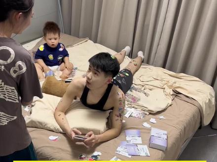 孩子爸:这啥步伐啊教教我呗!#爸爸带娃 #人类幼崽 #人类幼崽迷惑行为大赏 #万万想不到