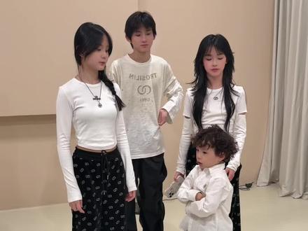 当不会抖舞的人机弟弟混进很会跳舞的哥哥姐姐中‼️ #晨晨晨可爱 #刘格格#鲨鱼兄妹#撒娇舞