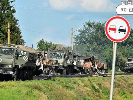 毫无防备的俄军车队,遭遇海马斯火箭炮“钢雨”打击,全部覆灭