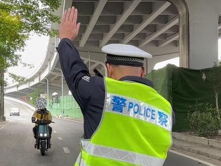 整治不停歇!汕头交警部门加大力度对电动自行车违规驶入礐石大桥的整治#道路千万条安全第一条 #交通安全dou行动