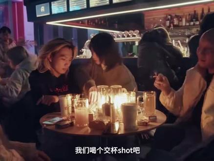 到底什么是《DB》而《DB》又到底是什么
其实这场戏剧本里只有一句话“俞茜雅在桌子下勾搭王笑 心哥很生气 最后俞和王一起上厕所”于是大家就开始FreeStyle了 剧外是女主角是喝多了来的 我也是正好在外地打车来的 拍这场之前女主就已经罢演了 导演在努力讨好说服她继续演 剧内她跟我的台词都是剧本里没有的胡乱说的FreeStyle 当我听到她说“你敢在这....我吗?你不吃药都....不起来时”我那句“**喝多了吧”也是发自内心的 给我说烦了我要了12个Shot逼着她们喝也是真的 我这辈子再也不想跟她拍对手戏了也是真的 (因为当时这种台词实在是瞬间石化了 但电影在拍着也只能用这种处理方式给心哥这个角色立柱不然人物就塌了…演员本人私生活我不感兴趣)这就是《DB》人就在剧中 人也不在剧中 至于DB到底是什么意思还重要吗 但你不得不承认的是 当你沉浸的看完4个小时的时候 你已入局 这就是《DB》一帮可爱的人 一帮可恨的人 Peace
#DB #电影DB #独立电影DB #张艺兴#db