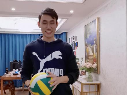 上海体育中考,排球对墙垫球,在家也能练!#上海体育中考 #排球垫球 #居家锻炼 #40岁 #上海中考