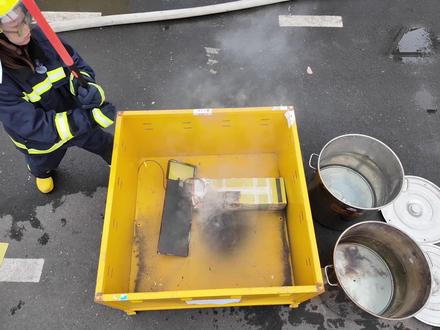 全程无广,小哈、新能安、驰兔、嫦娥、闲鱼手搓锂电池大横评。 看看谁不虚标、谁更安全,谁能抗住浸水、跌落、拆解和穿刺实验?驰兔48175锂电池 小哈锂电 嫦娥锂电 新能安雪豹锂电池电池#小牛电动 #九号电动 #极核 #锂电池 #电动车