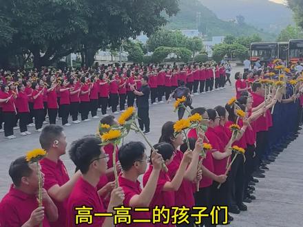 华坪女高的孩子们为奔赴考场学姐们加油,祝学姐们一举夺魁!#华坪女高 #2025高考 #张桂梅