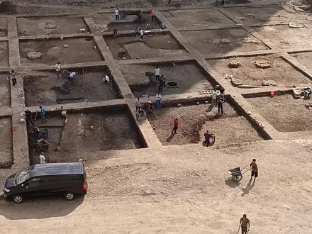 宁波鼓楼世纪广场下面,应该是挖出了一个考古遗址吧。