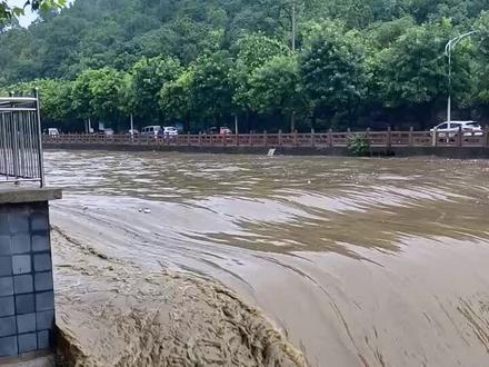大雨后的淄博《孝妇河》源头 博山段,河水暴增 凶涌澎湃
