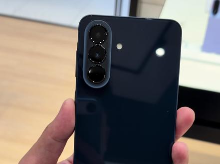 三星新款A57。
一款中端机,有旗舰的质感。
超轻超薄,手感真的非常非常好。
颜值真的很高,给了LPDDR5X➕UFS4.1存储。
防尘防水5000毫安电池+45w快充
#三星手机 #三星A57 #手机颜值 #性价比超高 #三星AI课堂