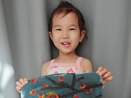 家庭美育/3+小朋友创作元宵节画灯 元宵花灯寓意祈求光明,平安团圆,今天和蜜桃一起来画灯笼吧,祝愿大家新的一年里日日喜庆,平安喜乐!
材料准备:8开水粉纸、水粉颜料(红、黄、蓝、黑)海绵印章(大中小)、洗碗棉 、水彩笔
制作过程:
1.水粉纸涂上背景,黑色+蓝色+石英砂,增加层次感。
2.黄色、橘色、红色颜料用海绵印章点出圆形,营造出光影氛围感。
3.黑色颜料画出树枝形状。
4.洗碗棉剪出灯笼🏮形状,进行拓印。
5.用水彩笔进行装饰,灯笼就完工啦!
画画容易消耗体力,吃个巧克力🍫补充一下体力⛽蜜桃超爱吃ᥬᥬ😍ᩤᩤ
这款元力伴🍫用的是纯可可脂,口感超丝滑,香浓扑鼻,甜而不腻。0蔗糖的,不会担心孩子有龋齿💯
蓝色高钙巧克力,每块含150mg的钙;黄色复合维生素巧克力:每块含12种维生素 3种矿物质,真的是好吃又营养,元气满满!#元力伴 #巧克力 #美育 #家庭 #早教