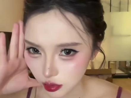 #龙浩天妹妹 会婉拒粉丝线上的送礼请求,自掏腰包买来衣裙满足粉丝们的愿望,但会接受粉丝线下当面赠送的礼物,可谓有礼有节。榜一大姐的CP连线愿望没有实现,盛情难却,小龙女最终还是抛开顾虑带队去给男团助力,毕竟这个要求并不算太过分。人情是情也是债,人情债最贵最难还,尽量不欠为好。#直播 #社会百态 #人物故事 #人情世故