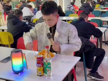 跟我一起嗨起来!#拼好歌 #抽象 #给我擦皮鞋