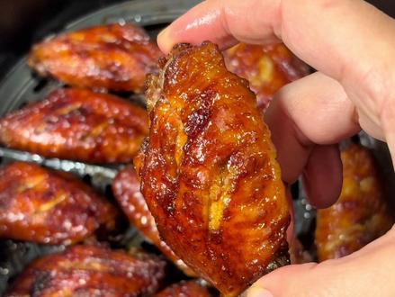 空气炸锅烤鸡翅做法,真的巨简单,两步轻松搞定,关键比外卖烧烤的还好吃,大人小孩都喜欢#空气炸锅美食 #鸡翅的100种做法 #鸡翅 #如果你有一个空气炸锅 #空气炸锅鸡翅