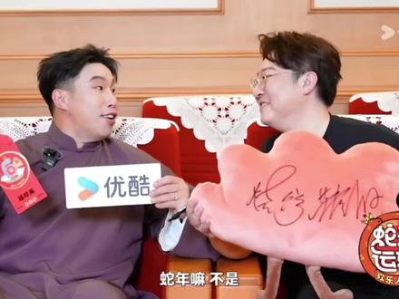 德云社甲辰年封箱庆典后台采访饼四cut
省流版:我先来说一句饼不知道这个采访咋了话特别多,这个真的不多见
1.升职后有没有什么特别的感受
🫓:在单位的人缘儿肯定是越来越好了,4️⃣帮着说“他明年负责项目的开发啊,所以大家…都懂”
4️⃣:明年估计大家不太愿意明年来接触我,升职了我要是单打☎️大家都…其实我的人缘儿挺好的,🫓也补充说就是主管纪律了实话说吧(我的os:饼四最近的采访都躲不过去升职这个问题,也特能感觉到4️⃣真的挺焦虑的,真还没适应身份的转变)
2.我是德云社最什么的人填空
🫓:我是德云社最爽的人
4️⃣:头里先捎带了一下孙越老师,我不是德云社最胖的,后来听🫓说最爽的人用眼神表示不认同结果被🫓给“怼”了,最后说的是“德云社最不想联系的人”
3.2024年印象最深的一条儿朋友圈/🧣
🫓:大楠结婚发的“大楠给我当伴郎,我给他主持”
4️⃣:没什么大印象因为自己提前进入了“老年时代”不怎么发朋友圈或是🧣,最后🫓算是说了一个答案“升职的那个🧣”(这里省略烧老师的碎碎念)
4.2025年想实现什么愿望
🫓4️⃣:希望优酷多多来通告(我的os:不是优酷的也没事儿)
中间岳哥来了说等会儿完事了要对对活儿(《超能勇士》饼四敲托),看出来了关系是真好
下面就是接字游戏了饼四的默契就不用多说了,一点犹豫都没有还特别顺
🆘“当然了”游戏
🫓:“你不想减肥是吗”
4️⃣:刚开始就说了这个问题特别长,🫓显然没意识到问题的严重性还在说再长不也是个问题吗然后大招来了“你经过这么多年坚持不懈地努力地健身,打造自己的身材是不是为了遮着你长的特别“丑” ,🫓已经被问懵了也确实没想到4️⃣能问的那么犀利(但我觉得曹老师是在“报复”烧老师在此之前总怼他的事儿)
祝福环节🫓在最后吐舌头,4️⃣还不知道为什么的情况下就跟着做起来了(最后我想说一定要珍惜身边无条件陪你闹得人)
#德云社 #烧饼曹鹤阳 #曹鹤阳#饼四#上热门