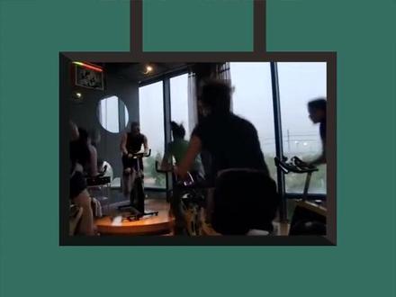 #英语单词
stationary 固定的 不动的
stationery 文具
They are riding stationary bikes.
The bird's head keeps stationary.