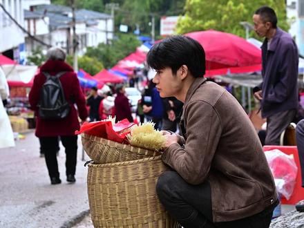 这是我家唯一的一条街,这是我跟着我妈妈屁股后面长大的一条街。。 #农村赶集 @抖音小助手