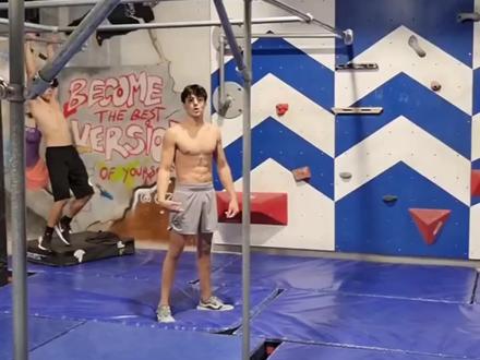 好想像他这样飞来飞去的啊,感觉好帅。#傲慢之罪马克西姆 #忍者勇士 #掰手腕 #冠军日常#什内尔