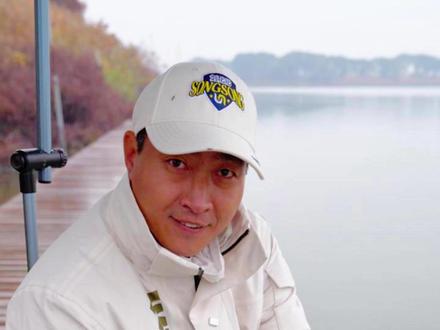 寒冷的冬天,顶着小雨挑战钓获30斤鲫鱼……#dou是钓鱼人 #原来钓鱼才是抖音运动顶流 #钓鱼人就是这么疯狂