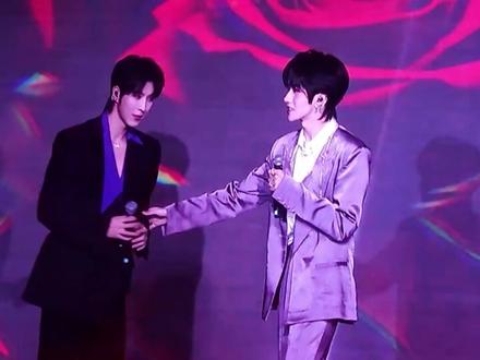 骑士拉过他的王子👑虔诚的敬礼#邱鼎杰 #黄星