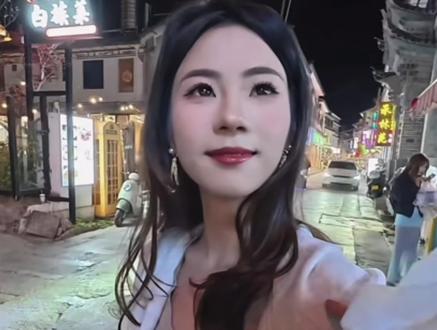 “小圣没有想到衣服是给他的,意义很深刻的礼物,小圣直接愣了几秒”@小圣 @fcc. #抖音玩法合伙人计划