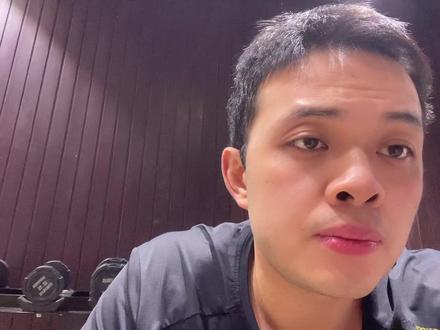 环保博主白天曝光河南周口郸城县河水污染,晚上住在宾馆被两个不明身份的人敲门喊醒事件经过,白天(约13:00–16:00):博主“东北彪哥”(环保类博主)在郸城县小麦地旁拍到河道水体呈粉红色、水面有绿草掩盖,现场指向附近金丹乳酸厂,拍摄后发布爆料视频。
• 下午至晚间(16:00–23:00):个人信息遭泄露,姓名、手机号、车牌、入住宾馆、行程轨迹被完全掌握;持续接到不明来电,对方精准知晓身份与行踪。
• 深夜(00:28 左右):在宾馆熟睡时,两名不明男子持续敲门约10分钟,声称“找你谈一谈”;博主未开门,随即报警。#东北彪哥 #环保 #热点 #新闻 #爱护环境