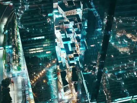 我想知道惊蛰无声5.6亿花哪里了? 惊蛰无声给人一种成本很低的感觉。但是我网上查一下资料,发现它的投资竟然高达5.6亿。作为参照,同档期的《镖人》在新疆185天拍摄。花了七个亿,飞驰人生三在新疆打造了1:1同比例赛车赛道,花了不到5个亿,惊蛰无声是全程几个办公室,几个酒店,几个户外,几个厕所,几个肯定是车企赞助的车内,搭了一个low到不能再low的中控室。竟然能花5.6个亿。里面的细节大家自行脑补,我是不敢讲。但是这不是最要命的,最要命的是,这5.6亿竟然拍了一个如此老套的故事,真的是让人笑掉大牙。国师,你真的该退位让贤了。#影评人陪你过春节 #惊蛰无声 #易烊千玺 #刘导演鉴片 #电影解说