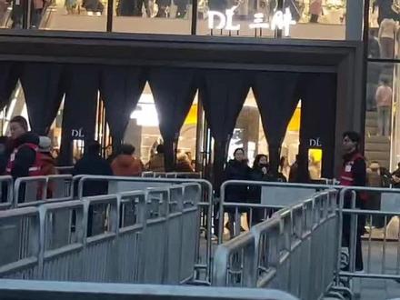 新乡胖东来三胖正式开业了,第一视角感受下现场热情❤️🔥,规模大了,娱乐丰富,吃的位置位于三楼四楼,布局有创新。来了会看到惊喜,建议外地朋友,元旦后再来,现在太堵了。