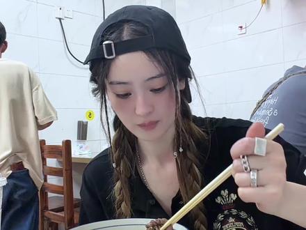 在汕头当美食判官举牌来了 #在玩一种很新的美食判官 #美食探店 #抖音美食推荐官 #桃黑黑举牌 #汕头美食 @DOU+小助手 @抖音作者助手