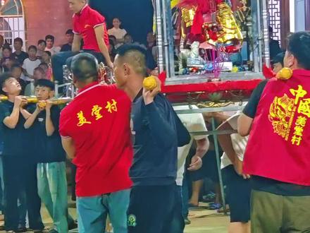 海南公期(琼北多称军坡),是流行于琼北、琼东的年度区域性祭神民俗盛会,与纪念冼夫人等先贤、祭拜村境主紧密相关,距今超1300年,2014年入选国家级非物质文化遗产 。
时间与分布
- 各村日期不同,集中在农历正月至三月;海口新坡冼夫人文化节(二月初六至十二)是代表性盛会;文昌等地叫法更偏“公期”。
核心活动
1. 祭祀+装军巡游:请出神轿抬神像绕村,设三牲、酒礼祭拜;仿古代行军布阵。
2. 民俗绝技:上刀梯、过火炭、穿杖等传统仪式。
3. 琼剧+军坡宴:搭台唱戏,家家户户大开宴席,亲友邻里欢聚,甚至招待陌生来客。
文化内涵
融合中原移民信仰与本土黎苗文化,核心是祈福平安、乡土认同与宗族团聚;如今正向文明民俗、文旅体验转型。