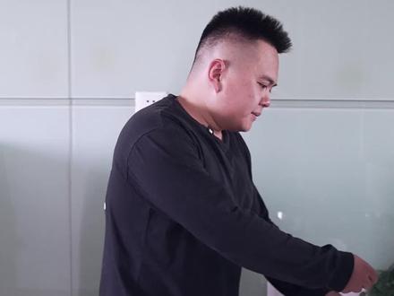 自来水里为什么会有消毒味儿?水龙头接出来的水为什么会浑浊?烧水壶里面的悬浮物是否有危害?快来关注我们,我们会为您一一解答!#水知识科普 #水 #科普