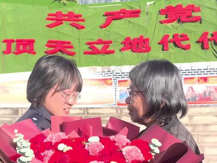 这一幕令人动容!华坪女高毕业生考入公安局,新警培训结束后回学校看望张桂梅老师。@华坪融媒