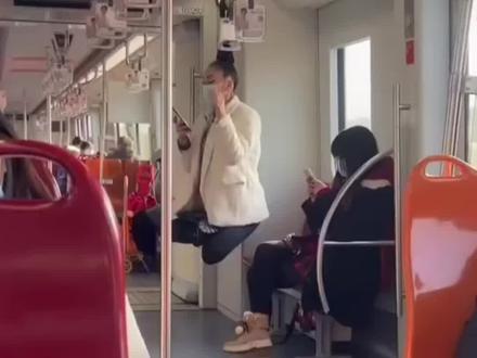 女子头发吊在地铁扶手上悬空荡秋千,上海地铁回应:不要模仿