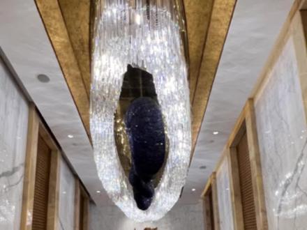 【大连洲际酒店】赶在旅游季来临之前测评一下iHG集团的大连中远海运洲际酒店
房型是行政套房,房间号4016。
服务:前台和礼宾服务都一般,接客房服务电话的更差(接电话速度慢挂电话比我都快),行政俱乐部服务全员好评。如果不享受行政礼遇的话,那就对这个酒店的服务不要有什么期待了,礼宾部态度参差不齐,前台很冷淡,建议享受行政礼遇的住客都在46层办入住和退房,因为前台太太太一般。。。
环境:开业将近20年,重新装修将近10年,也是有点旧了,不喜欢老钱风装修的人别住。屋子里面通风不是很好,有旧家具味。
设施:吹风机是徕芬,风力大自重轻,我觉得是酒店配备除了Dyson以外最好的了。洗护用品全套百瑞德,卫浴一般,但水流够大。酒店的游泳池挺好,人很少,水也很干净,还是溢流泳池,温度合适水温不冷。房间里面家具就很有“年代感”了,电视也是清晰度也不是很好。
卫生:我住过的两间房都很干净,卫生这东西不好说干净或不干净。
餐饮:行政酒廊下午茶不推荐,晚餐不错,比大部分万豪强一点,不是预制菜。早餐一般,不好吃。
地理位置:算是在市中心吧,离商圈还有景点都挺近的。开车的不要停在洲际酒店下面的地下停车场,地下停车场弯道特别多,而且角度很刁钻,车非常容易刮蹭,停到地上停车场就好了。
最后希望这个视频可以给选择大连的酒店的人一些有用的信息, 综合下来,如果不溢价的话,性价比还是挺好的。等到淡季的时候,我可能还会再来住一下。
#洲际 #大连 #酒店 #旅行 #测评