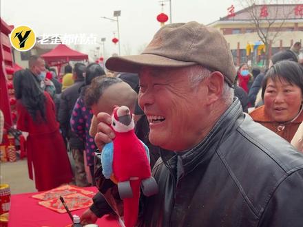 科技的意义就是让更多人享受到科技的美好#光明村村晚有多热闹 #光明村你的强来了 #光明村大妈领完物资哽咽