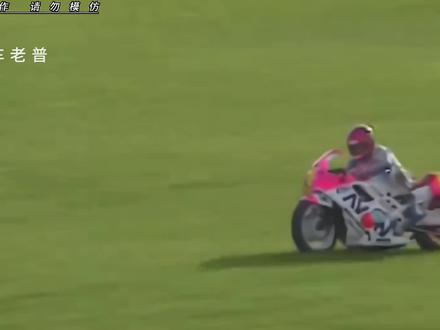 论赛车手防摔服的重要性!即便在200+的时速下摔车 人也能无大碍!#机车 #摩托车 #骑行装备 @抖音小助手