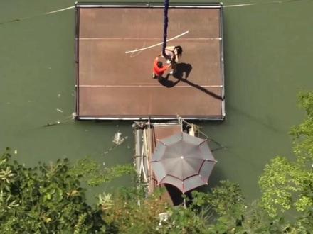 蹦极全过程,有人问我下去怎么上来,请看完知道了。#快乐就这么简单
