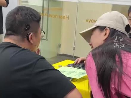 小伙跑外卖赚人工耳蜗费,热心博主得知主动安排手术。如今#听障小伙戴上人工耳蜗后妈妈掩面哭泣 ……(来源:听障男孩-嘉文)