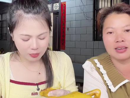 颜颜妈妈和颜颜嫂子相处得真好,没有矛盾,盐焗鸡真好吃,一边吃一边唠嗑,很入味🈶嚼劲。#盐焗鸡 #吃了还想吃 #好吃到停不下来 #婆媳