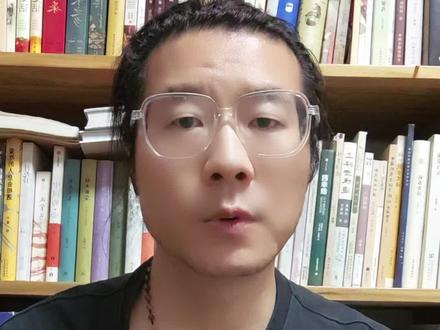 “吾妻淑柔,展信安康,行船入夜,恰江上升明月,似与你并肩共赏,江海万里,心中念你,便不觉遥远。”
这是电影《给阿嬷的情书》里 ,郑木生寄给妻子叶淑柔的侨批中的一段文字。强烈推荐所有人,尤其是潮汕人,去看看这部讲着潮汕方言的关于潮汕往事的电影,《给阿嬷的情书》。看完之后,后劲太大了,整体就是细水长流的讲述,加一些小幽默的场景,不刻意煽情,就是故事情节到了,一些镜头对话让人忍不住流泪。
先给大家讲一下侨批,在潮汕方言里,批就是信。侨批也叫银信,是百年前下南洋的潮汕游子,漂洋过海寄回家乡,书信与银两合一的特殊家书。
电影里有镜头是许多人排队代让先生写信,寄侨批,有说暹罗没有春天,你就是我的春天的浪漫寄语;有急切寄钱回家嘱托切记要把女儿赎回的心酸;有只报平安二字的平安批;还有这令人动容的“江海万里,心中念你……”
#给阿嬷的情书 #潮汕 #从前慢 #潮汕民俗文化