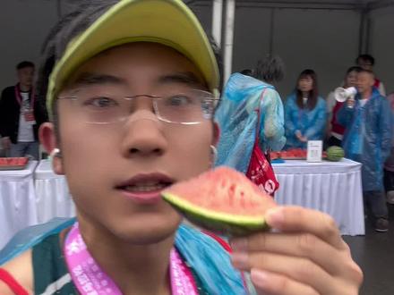 雨战大兴半马!82分完赛!吃个西瓜庆祝一下 #上抖音分享我的运动生活 #运动型爱好给我的生命力 #大兴花马 #大兴半程马拉松