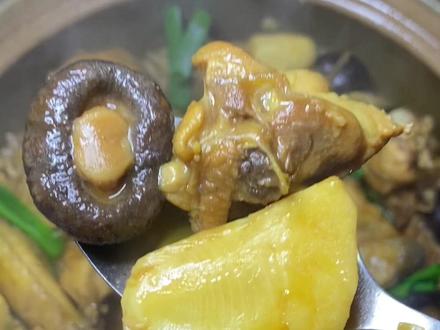 冬笋焖鸡 #冬日时令菜 脆嫩的冬笋与鸡肉太搭了,从舌尖鲜到眉梢#冬笋 #冬笋焖鸡 #美食