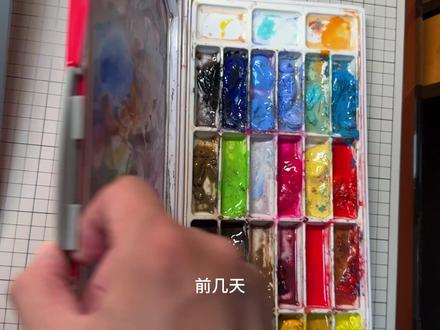 水彩风景步骤《五月的麦田》丰收的场景,祝你有丰收的一年 为了这首诗,我画下了这个画#手绘 #水彩 #新中水彩 #水彩教程 #绘画教程 @三郎画水彩
如果想看一场生命的辽阔
不妨
从一粒麦子开始
它对北方的意义
像母亲担心自己的幼童一样
地里的庄稼
赤诚 随性
每一年都从提心吊胆的春天开始
要躲过虫灾
大雨 霜降 大风 病变
局外人眼中金黄遍野的麦浪
炽热的太阳下灰尘飞扬灰蒙蒙一片
劳作的农民焦急心酸
黝黑皮肤粗糙的双手
尽人事却又只能信天命
一斤麦子换不了一瓶矿泉水
这是我们的古代史
也依然是我们的近代史
最贫穷的依然是大地的播种者
寒冬酷暑 夏收秋藏
不要美化农民的苦难
他们是浓缩又具象的苦难史
而离家的北方人
你从这里离开
你去向哪里
请别忘了
麦子咋样了?
麦子 黄了