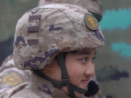 “女兵投弹更飒美!”(作者:许晓辉 黑怀烨)#女兵#新兵#手榴弹投掷#实弹训练 #女兵