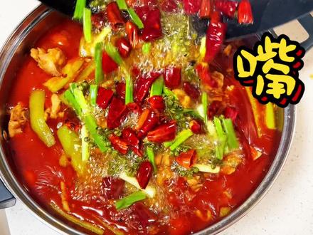 #馋嘴牛蛙 的平替款#馋嘴菜的做法 #馋嘴蛙 的平替款,再也不用担心有寄生虫了
泡椒料头(泡灯笼椒,泡小米椒,泡姜),葱姜蒜丁,干花椒麻椒,干辣椒段,鲜花椒(没有可以不放,干麻椒代替),重庆胖子麻辣鱼底料,香葱段,白芝麻!