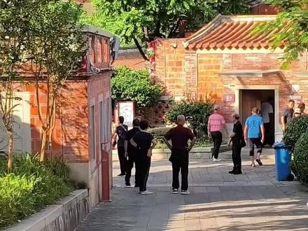 晋江五店市,是晋江这座城市的发源地,迄今有着一千三百多年的历史,是闽南红砖大作的天花板,同时拥有着中西合璧的洋楼,堪称闽南建筑博物馆。#五店市 #晋江五店市 #泉州旅游 #泉州旅游攻略 #泉州包车
