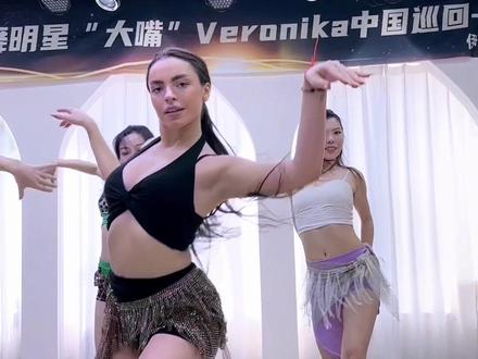 2025大嘴全国巡回第四站 一只融合鼓舞,6月19-23苏州站最后三个名额
#肚皮舞#东方舞 #大嘴编舞
“编舞鬼才”
2025“大嘴”Veronika 中国巡回
神级编舞的身体叙事
“革命性突破”的肢体处理能力
“审美升级”的流动性舞蹈艺术
能量、性感、不油、少女感
2025.6.19-6.23(江苏苏州)5天
课程内容
1、3天的成品舞+舞感精讲
Sabby、开场、POPsong(三种风格)
——
2、2天的东方舞编舞解密+实践
Veronika独家编舞技法
赛级舞蹈的创新与规则
表演类型的舞蹈编舞灵感
适用于教学的成品舞的,初级和中级如何变得好看有趣
——
“纯成品舞课程”三天:
前十名:1680已🈵
中十名:1880已🈵
后十名:2080
——
“编舞+实践”二天:
前十:980已🈵
中十:1280已🈵
后十:1480
——
3+2(5天连报)
2个课程在不同阶段,价格合并后8折优惠
前十:2180已🈵
中十:2528
后十:3248
订金:1000
如来临时有事儿来不了的,可自行转出,不与退款,也可延至下期。感谢理解。